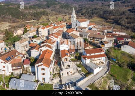 Une photo aérienne de Beram, petit village pittoresque en Istrie, Croatie Banque D'Images