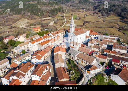 Une photo aérienne de Beram, petit village pittoresque en Istrie, Croatie Banque D'Images
