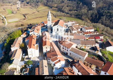 Une photo aérienne de Beram, petit village pittoresque en Istrie, Croatie Banque D'Images