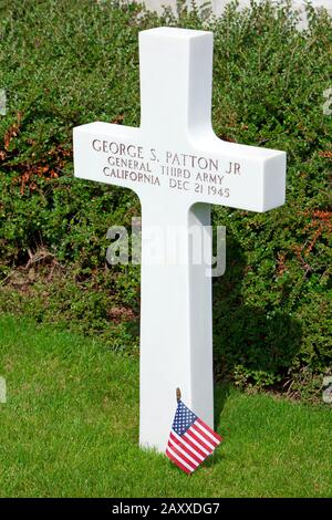 Tombe du général des États-Unis George Smith Patton Jr. (1885-1945) au cimetière et Mémorial américain du Luxembourg à Luxembourg, au Luxembourg Banque D'Images