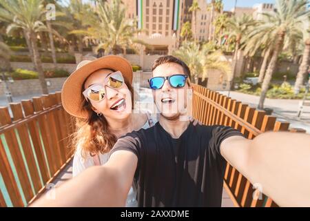 Un couple heureux prenant une photo de selfie pendant son voyage de lune de miel à Dubaï, aux Émirats arabes Unis Banque D'Images