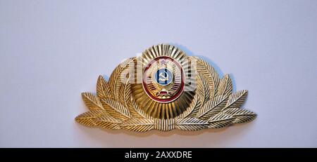 Un ancien badge militaire russe sur fond blanc Banque D'Images