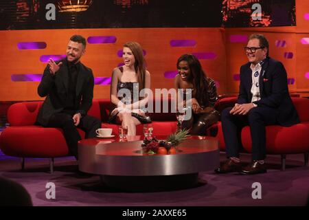 (De gauche à droite) Justin Timberlake, Anna Kendrick, Oti maltraitance et Alan Carr pendant le tournage du spectacle Graham Norton à BBC Studioworks 6 Television Center, Wood Lane, Londres, devant être diffusé sur BBC Un vendredi soir. Banque D'Images