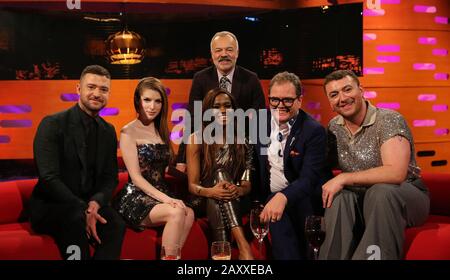 L'hôte Graham Norton (à l'arrière) avec (de gauche à droite) Justin Timberlake, Anna Kendrick, Oti Mabuse, Alan Carr et Sam Smith, pendant le tournage du spectacle Graham Norton à BBC Studioworks 6 Television Center, Wood Lane, Londres, sera diffusé sur BBC Un vendredi soir. Banque D'Images