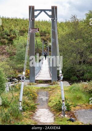 Pont suspendu Gruids menant à la gare de Lairg Banque D'Images
