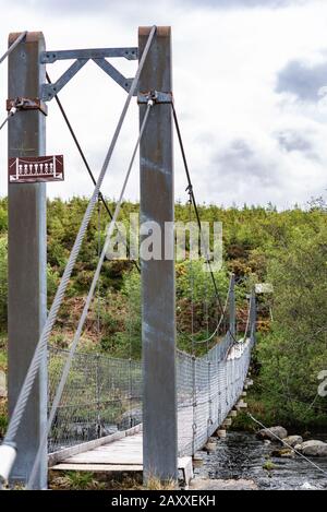 Pont suspendu Gruids menant à la gare de Lairg Banque D'Images