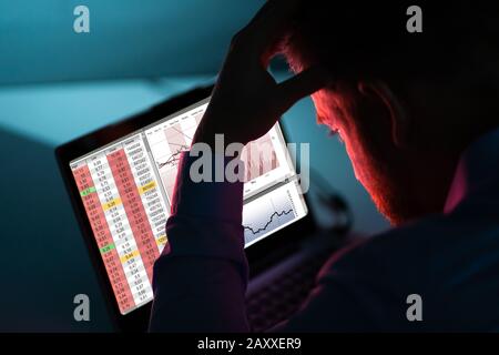 Portrait of Young Businessman Using Computer at Desk Banque D'Images