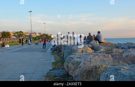 Istanbul, Turquie - 16 Septembre 2019. Vous pourrez vous détendre au soleil de la fin de l'après-midi sur le front de mer dans le quartier Moda de Kadikoy sur les Asiatiques d'Istanbul Banque D'Images