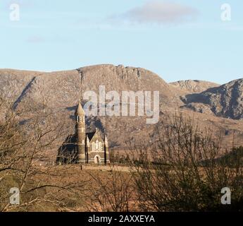 Eglise catholique romaine du Sacré coeur, Dunlewey, Co. Donegal, Irlande sous un ciel bleu avec montagne en arrière-plan Banque D'Images