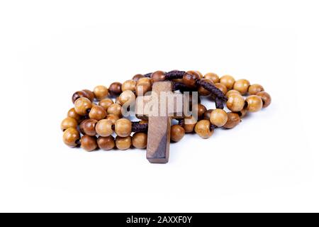 Le rosaire chrétien en bois brun a été recourbé, les symboles religieux chrétiens isolés sur le blanc. Symbole de croix au milieu. Chaplet de la prière divine de la Miséricorde Banque D'Images