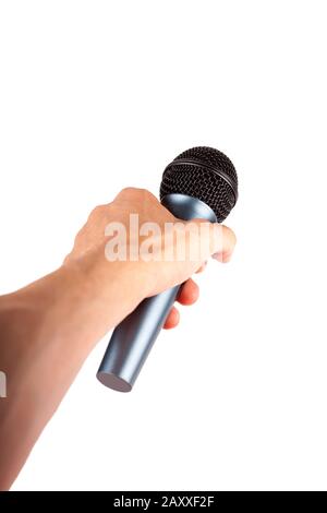 Une main tenant un simple microphone sans fil loin de la visionneuse isolée sur blanc donnant la voix à quelqu'un, parlant, la parole publique Banque D'Images