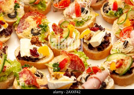 Il y a plein de petits mini-sandwichs simples et savoureux, une fermeture de bord gourmande, une macro de photographie alimentaire. Des friandises saines et délicieuses sur le pain au fromage Banque D'Images