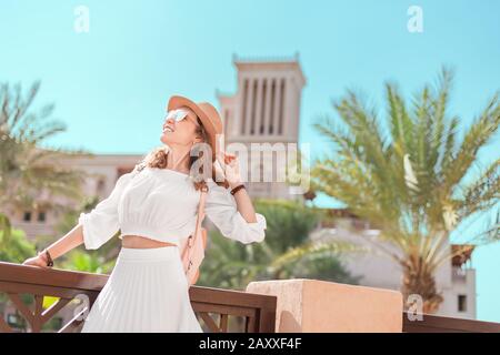 Une heureuse fille touristique asiatique traverse la vieille ville arabe de Dubaï, aux Émirats arabes Unis Banque D'Images