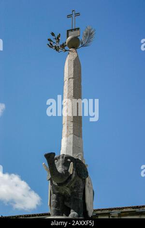 Catane, Italie - 05 avril 2007: Liotru, la célèbre statue de la pierre de lave d'éléphant et son obélisque sur la Piazza del Duomo, Catane, Sicile, est devenu le symbole officiel de Catane en 1239 Banque D'Images