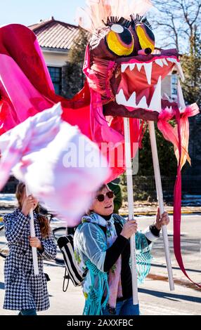 Les enfants et les adultes dansent en déguisements fantaisie à Salida, Colorado's, 3ème édition annuelle de la parade du nouvel an lunaire. Banque D'Images