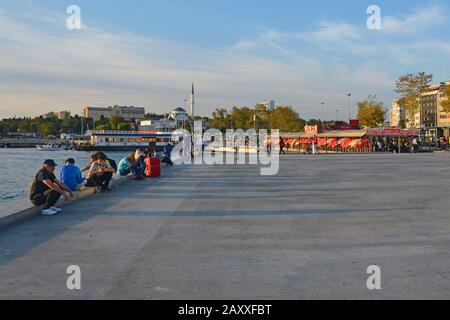 Istanbul, Turquie - 16 Septembre 2019. Vous pourrez vous détendre au soleil de la fin de l'après-midi sur le front de mer dans le quartier Moda de Kadikoy Banque D'Images