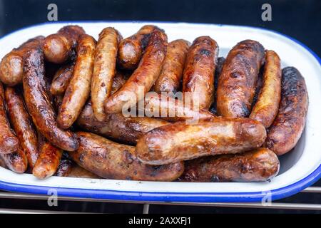 Pile d'une variété de saucisses de barbecue fraîchement cuites Banque D'Images