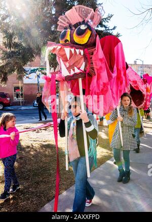 Les enfants et les adultes dansent en déguisements fantaisie à Salida, Colorado's, 3ème édition annuelle de la parade du nouvel an lunaire. Banque D'Images