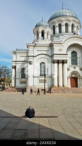 Lituanie, Lituanie centrale, Kaunas, une dame en sac devant l'église Saint-Michel-Archange Banque D'Images