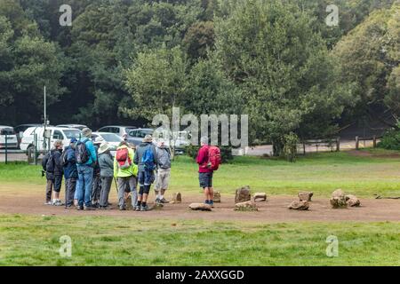 Un groupe de touristes dans le centre de Laguna Grande, Parc National Garajonay près du cercle magique de pierres. La Gomera, Îles Canaries, Espagne Banque D'Images