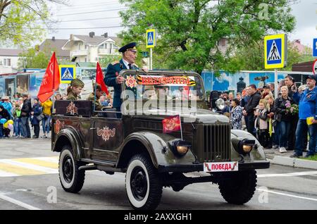 Anapa, Russie - 9 mai 2019: Les anciens combattants parcourent les rues de la ville d'Anapa dans un vieux véhicule militaire restauré Banque D'Images