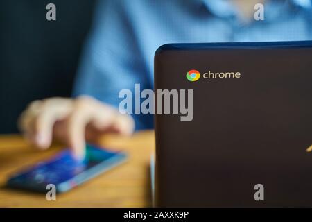 Bishkek, Kirghizstan - 6 Juin 2019: Asus Chromebook. Homme indépendant travaillant avec un ordinateur portable sur un fauteuil. Travail indépendant. Travail indépendant. Banque D'Images