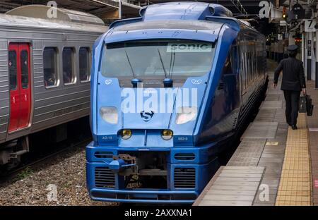 Un train Sonic express de la Kyushu Railway Company série 883 à la gare de Kokura au Japon. Banque D'Images