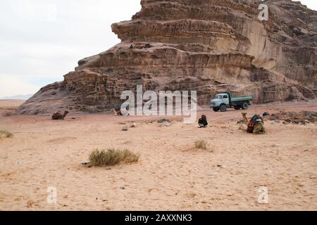 Jordanie. 10 Décembre 2009. Les Bédouins se reposent dans le désert de rhum wadi. Chameaux et un vieux camion Banque D'Images