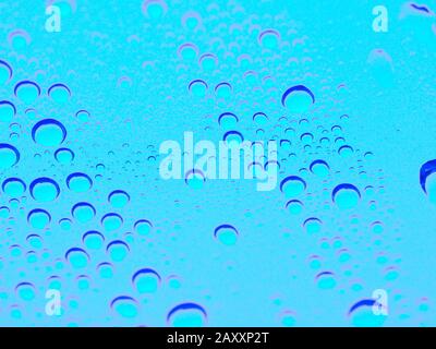 photo macro texture gouttes d'eau sur verre teinté bleu Banque D'Images