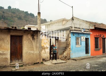 Un homme latino-américain local qui se trouve à l'extérieur de sa maison. Style de vie quotidien à Antigua, Guatemala. Janvier 2019 Banque D'Images