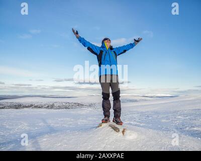 montagnes d'hiver avec skieur sur le dessus Banque D'Images