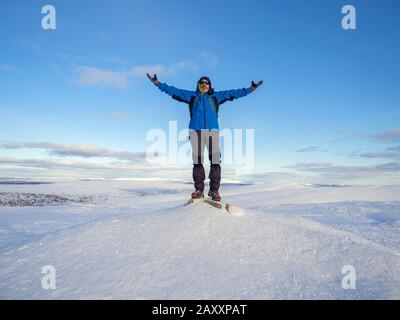 montagnes d'hiver avec skieur sur le dessus Banque D'Images