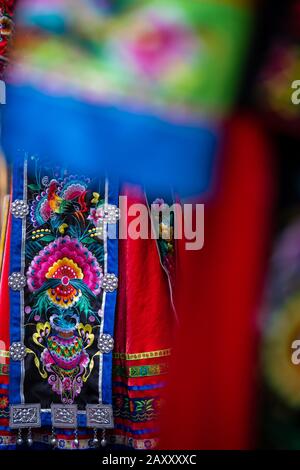 Des détails colorés des minorités ethniques se déguisent en vente dans la boutique de cadeaux de Feng Huang, province de Hunan, Chine Banque D'Images