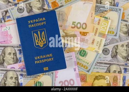 Nouveau passeport électronique bleu ukrainien pour les voyageurs avec argent comptant en dollars américains et hryvnias ukrainiens Banque D'Images