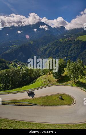 Chemin De Montagne Ondulé, Village De Castiel, Suisse Banque D'Images