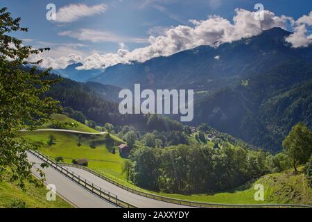 Chemin De Montagne Ondulé, Village De Castiel, Suisse Banque D'Images