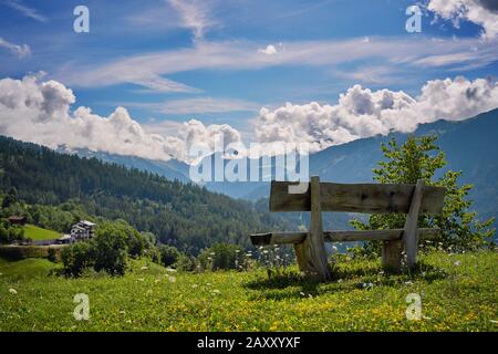 Un banc sur une montagne dans le village de Castiel en Suisse Banque D'Images