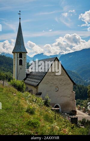 Une église dans le village de Castiel en Suisse Banque D'Images