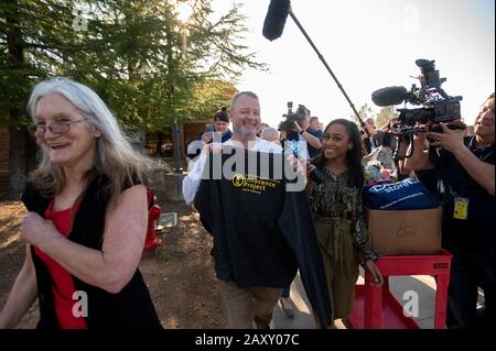 Placerville, Californie, États-Unis. 13 février 2020. Ricky Leo Davis détient un maillot du projet d'innocence après qu'il a été libéré de la garde lorsqu'il a été trouvé innocent dans le meurtre de Jane Hylton en 1985 dans la prison du comté d'El Dorado le jeudi 13 février 2020 à Placerville. Crédit: Paul Kitagaki Jr./Zuma Wire/Alay Live News Banque D'Images