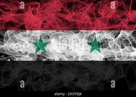 Syrie Drapeau De Fumée Sur Fond Noir, Drapeau De Syrie Banque D'Images