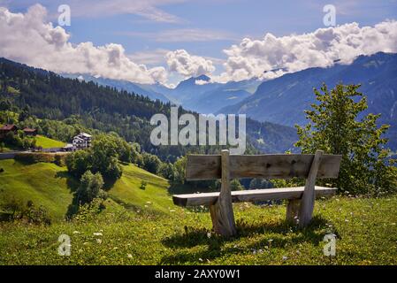 Un banc sur une montagne dans le village de Castiel en Suisse Banque D'Images