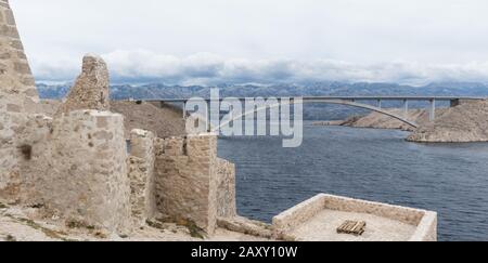 Île de Pag vieux pont et ruines du désert vue panoramique, Dalmatie, Croatie Banque D'Images