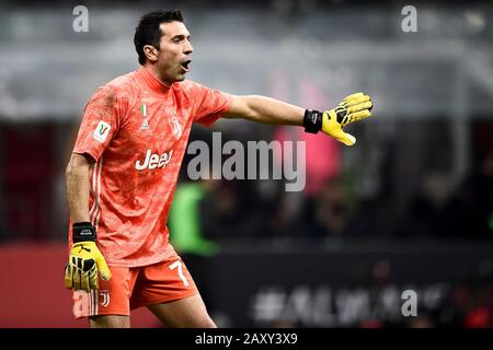 Milan, Italie - 13 février 2020: Gianluigi Buffon des gestes Juventus FC lors du match de football semi-final de Coppa Italia entre AC Milan et Juventus FC. Crédit: Nicolò Campo/Alay Live News Banque D'Images