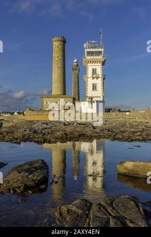 Phares, visite de la Vieille, chapelle Saint-Pierre du Phare de Penmarc'h le Phare d'Eckmuehl se reflète dans la mer, Penmarc'h, Département Banque D'Images