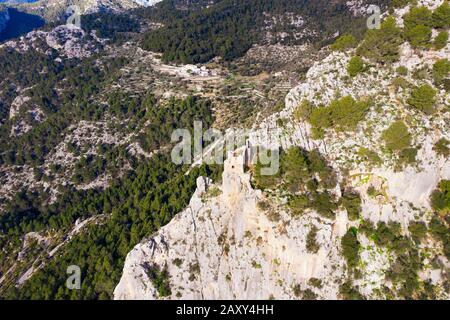 Ruines de Castell d'Alaro sur Puig d'Alaro, dans le dos Finca Es Verger, près d'Alaro, Serra de Tramuntana, vue aérienne, Majorque, Iles Baléares, Espagne Banque D'Images