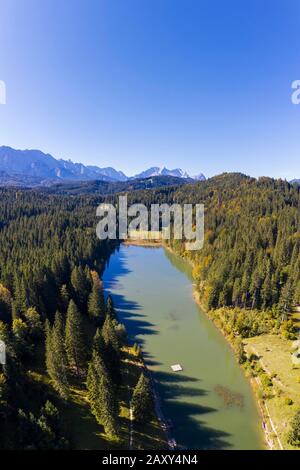 Lake Grubsee et Wetterstein, près de Kruen, Werdenfelser Land, drone shot, Haute-Bavière, Bavière, Allemagne Banque D'Images