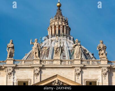 Coupole de la basilique Saint-Pierre avec des statues des Saints James, Jean-Baptiste, Jésus-Christ, Andrew et Jean-évangéliste, Vatican, Rome, Italie Banque D'Images