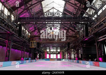 Patinoire dans le Centennial Hall, monument industriel, salon de glace Ruhr, Bochum, région de la Ruhr, Rhénanie-du-Nord-Westphalie, Allemagne Banque D'Images