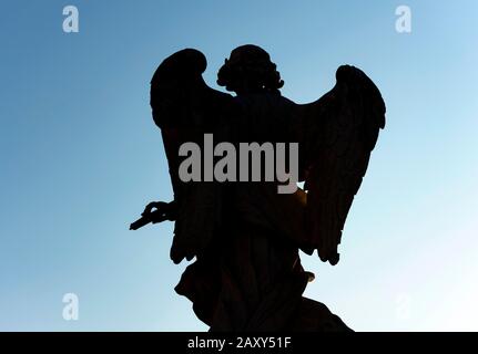 Silhouette de statue d'ange, pont Ponte Sant'Angelo, Rome, Italie Banque D'Images