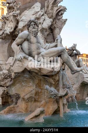 Sculpture représentant la rivière Ganges à la fontaine des quatre rivières, Fontana dei Quattro Fiumi, Piazza Navona, Rome, Italie Banque D'Images